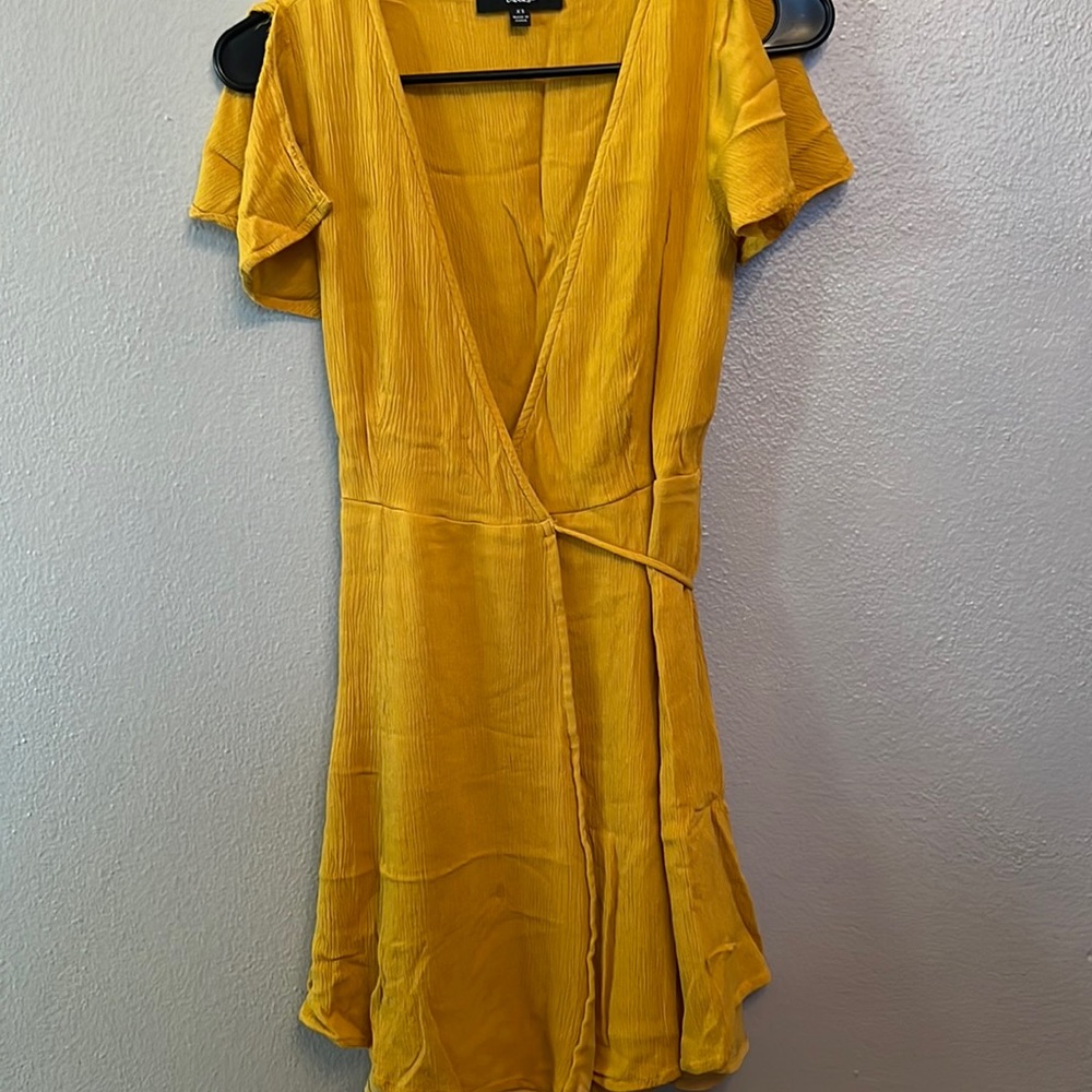 Lulu’s yellow wrap dress